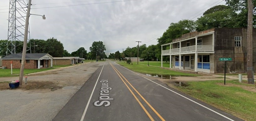 Main image without alt text