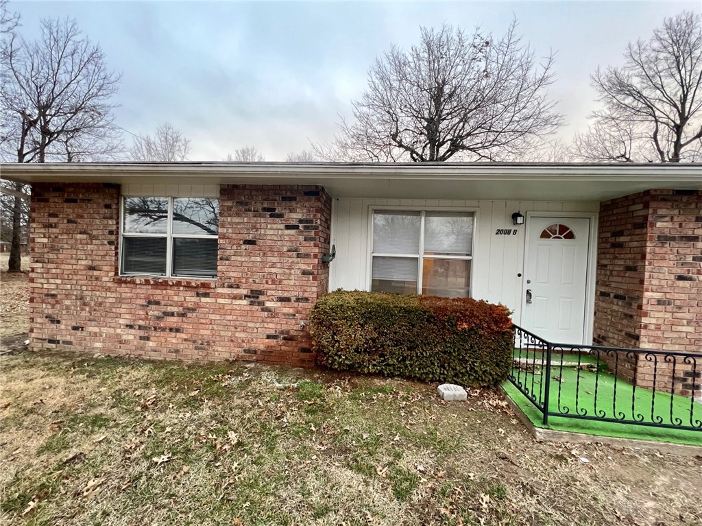 Nice duplex in Springdale, property features 3 bedrooms, 2 full bathrooms, vinyl wood floor throughout, 1 car garage, and back patio for grilling/entertaining.