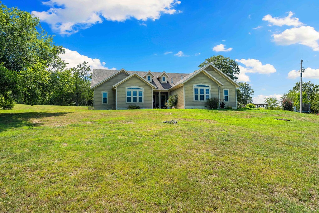 Charming 4-Bedroom Home on 1.63 Acres
Discover your perfect slice of country living with this inviting 4-bedroom, 2-bathroom home set on a generous 1.63 acre lot. Enjoy the peace and privacy of a secluded spot while being just 10 minutes from local shops and amenities. Inside, the spacious living room and well-designed kitchen make for comfortable family gatherings. The master suite offers a private retreat with ample closet space, and three additional bedrooms provide flexibility. Outside, the expansive yard is perfect for gardening or relaxation. Embrace the charm of rural Arkansas with modern convenienceāschedule your visit today!