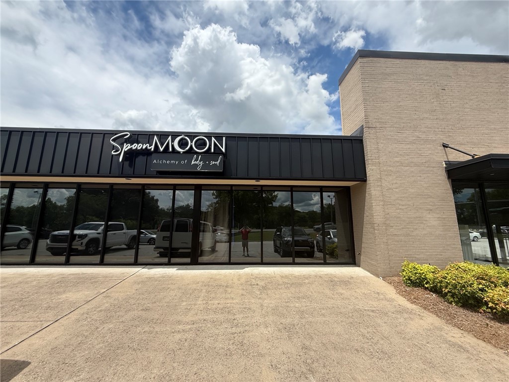 Prime commercial space available in East Fayetteville. Located of the highly trafficked intersection of Joyce & Crossover. Large corner unit with lots of visibility and parking. Formerly used as a gym and fitness class location. Tenant to may monthly lease rate and CAM fees. Tenant to provide own internet service. CAM fees include pro-rated share of: electric, gas, water/sewer, trash dumpster, exterior parking lot cleaning, yard mowing & landscaping, and insurance. Call for more information.