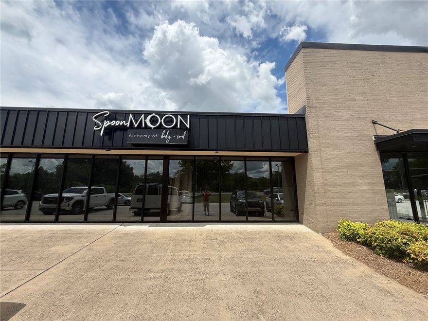Prime commercial space available in East Fayetteville. Located of the highly trafficked intersection of Joyce & Crossover. Large corner unit with lots of visibility and parking. Formerly used as a gym and fitness class location. Tenant to may monthly lease rate and CAM fees. Tenant to provide own internet service. CAM fees include pro-rated share of: electric, gas, water/sewer, trash dumpster, exterior parking lot cleaning, yard mowing & landscaping, and insurance. Call for more information.