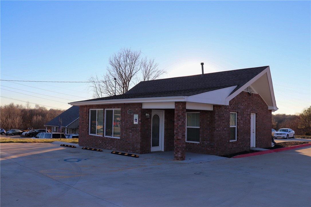 This is a great location for any kind of business. Thousands and thousands of cars drive by daily. You have office space, kitchen, restroom, water heater, central heat and air. Everything is new: roof, floor, paint, windows, new stove, insulation, blinds, and fans!