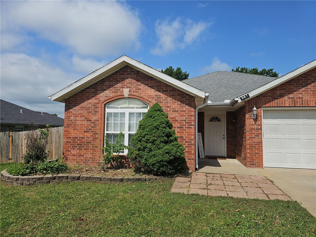 Centerton, Fresh paint and new carpet in this 3 bedroom 2 bath home, split floor plan, living room has wood style laminate flooring and gas fire place, kitchen has stainless appliances and includes over the range microwave. Master suite has double sinks and his and her closets. Fenced yard.