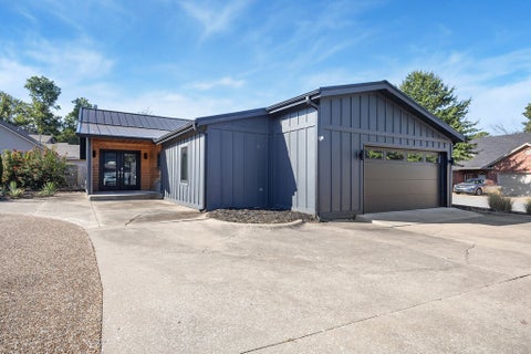 Photo of 1517 Bella Vista Road, Bentonville, AR 72712 (MLS # 1360743)
