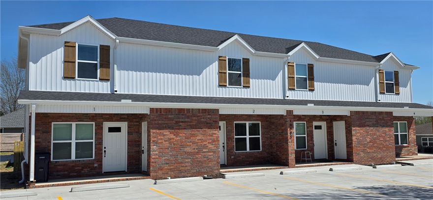 Brand new rental with new refrigerator, washer and dryer.  15 min. to University of Arkansas and heart of Fayetteville.