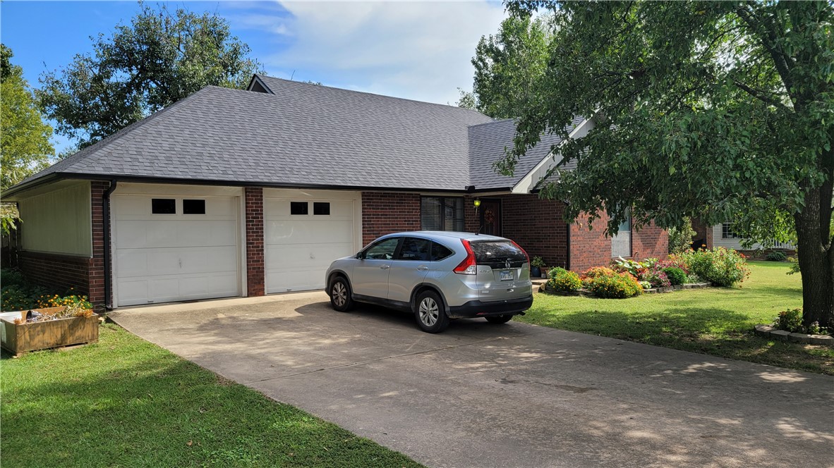 Location is everything, just outside of city limits yet close to food,
shopping, and entertainment! Sitting on a dead-end street, this home
offers a large lot with plenty of room, plus space for a garden, chicken
coop, and four dwarf fruit trees (2 peach, 2 apple). The home has been
updated throughout, with a new roof in Sept 2025.
3 bedrooms, 2 bathrooms.
Updated throughout with modern finishes.
Brand new roof installed September 2025.
Space for a garden and chicken coop.
Four dwarf fruit trees (2 peach, 2 apple).
Conveniently close to shopping, dining, and entertainment in Siloam Springs.