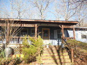 Great location for this 4BR 1BA home located between Jasper and Ponca, property is less than 1/4 mile from the National Park, nice level property with views.