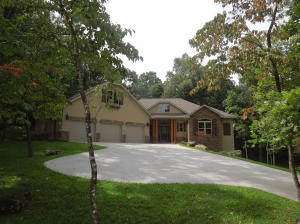 Absolutely gorgeous new home in Savannah, one of Harrison's nicest subdivisions. This home features a large wooded lot,(over 2 acres).There's 3 bedrooms and 2 baths on the main floor, plus 2 bedrooms and 1 bath in the lower level, large bonus room upstairs, and the great room/upscale kitchen is beautiful with large island, granite, desk area. Covered deck, huge 3 car garage. A must see!