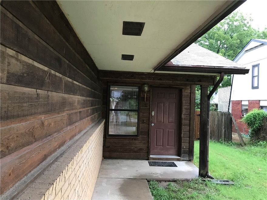 3 bedroom 2 bath duplex, 2 car garage, large fenced back yard, dual sinks in master, walk in closets, upstairs loft, 2nd level balcony, great neighborhood, close to everything, all appliances. Hard wood floors throughout. New carpet in bedrooms. No pets.