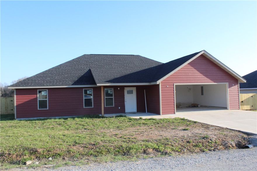 New build featuring an open floor plan, spacious split bedroom layout, walk in closet, pantry, vaulted ceilings and much more.  New appliances including refrigerator, electric range, microwave and dishwasher come with this home.  Enjoy your private space with a privacy fence and only minutes from town, Bull Shoals Lake and White River.