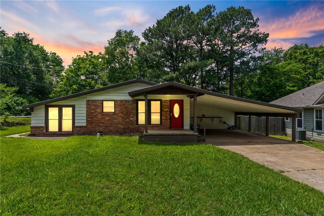 Prime Location in the heart of Fayetteville!!! Located on a quiet, corner lot minutes from shopping, restaurants, bike trails, Wilson Park, UA campus, Dickson St, Fayetteville's Farmers Market and more! Recent upgrades include HVAC and water heater in 2021.