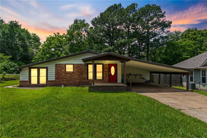 Prime Location in the heart of Fayetteville!!!  Located on a quiet, corner lot minutes from shopping, restaurants, bike trails, Wilson Park, UA campus, Dickson St, Fayetteville's Farmers Market and more! Recent upgrades include HVAC and water heater in 2021.