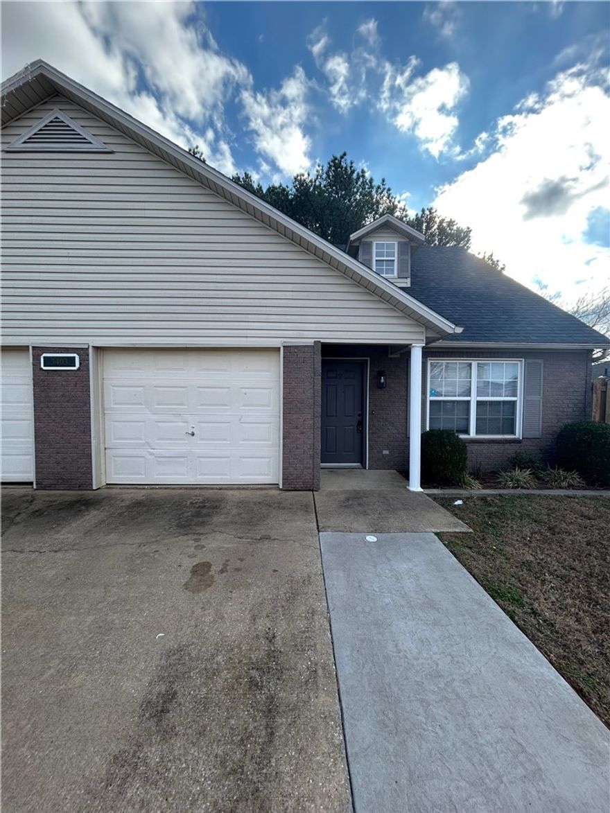 1/2 OFF FIRST MONTH’S RENT! Three-bedroom, 1.5-bath duplex with attached garage located in a desirable neighborhood. Kitchen includes refrigerator, stove, and dishwasher.

Pet friendly (small pets only).