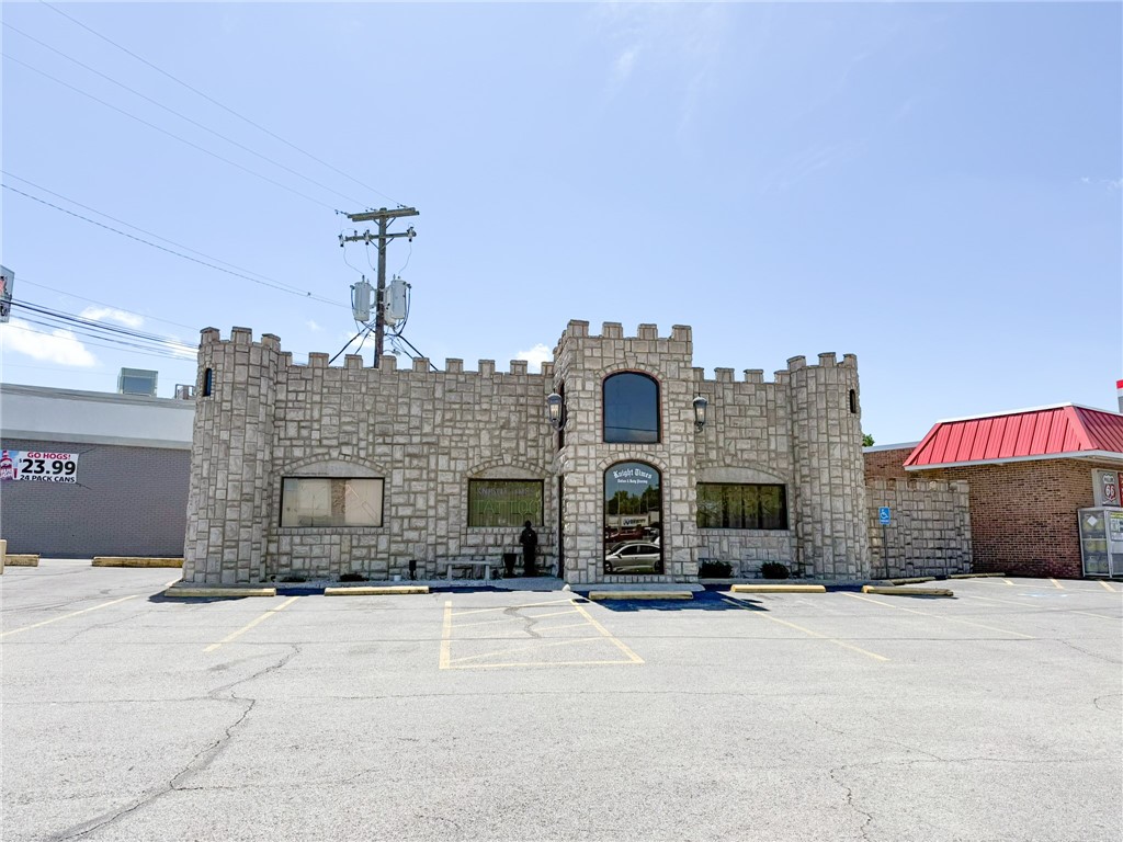 Retail building with approximately 82 linear feet of frontage on N College Ave (33,000 VPD). with on-site parking. Easy access to I-49 via Fulbright Expwy (58,000 VPD). Located in North Fayetteville and within 1.5 miles of numerous national retailers and restaurants. 3.5 miles to the University of Arkansas campus (34,000 students).