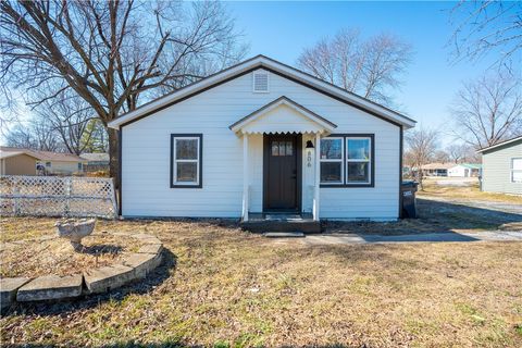 Photo of 806 S Powell Street, Springdale, AR 72764 (MLS # 1335855)
