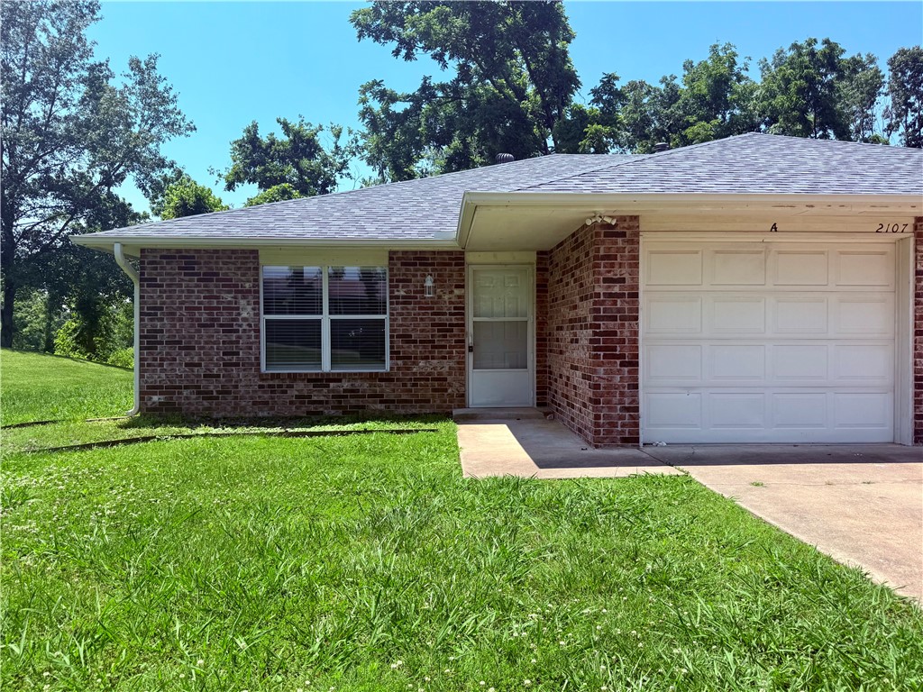 Great Location just minutes from bike trails and downtown Bentonville!!! 2 bedroom 2 bath duplex in Bentonville. Fresh paint, wood style flooring through main living area and carpet in bedrooms. Granite counters. Lawn care included.