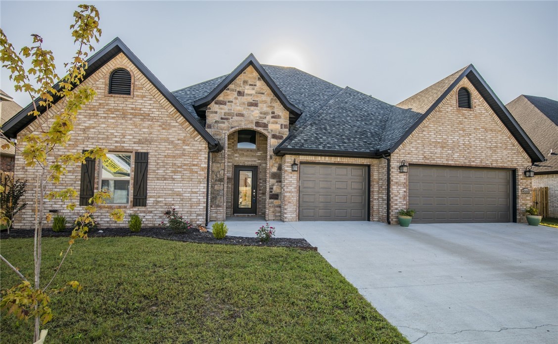 Beautiful home in Bentonville, 4 bedroom 3 full bath, open floor plan thru main living area, over sized island, granite counters, stainless appliances, wood style ceramic tile flooring thru main area carpet in bedrooms. Gas fire place in living room, Master suite has tile shower with separate jetted tub and large walk in closet, 3 car garage, fenced yard.