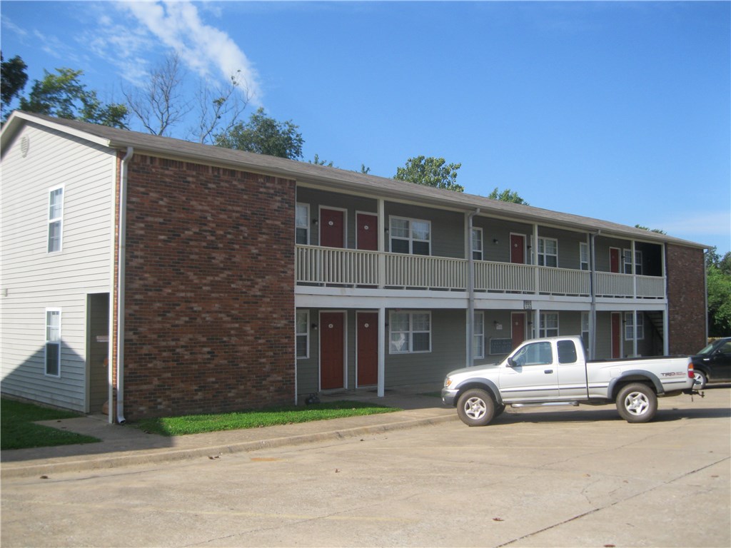 1 bedroom, 1 bath apartment. Leased at print.