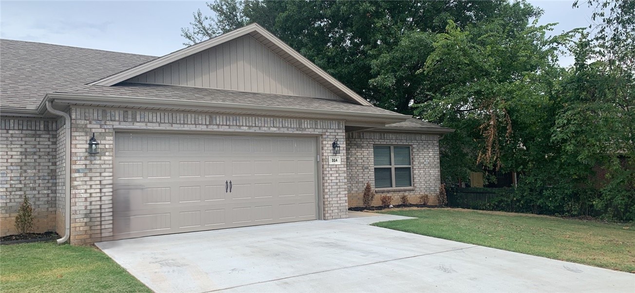 Spacious 3 bed 2 bath triplex in central Pea Ridge just minutes from Bentonville and Rogers. This open floor plan features hardwood tile throughout the common areas and in the kitchen enjoy granite counters and stainless steel appliances including the fridge. This home also features large carpeted bedrooms and in the master bathroom you will find plenty of storage and counter top space with dual sinks and a large walk in shower. Also included with this home is a Washer and Dryer! Lawn care and landscaping is included. Yards are not fenced other than a divider fence between units. Pets are allowed with an additional $250 per pet refundable deposit. An additional monthly pet rent applies.