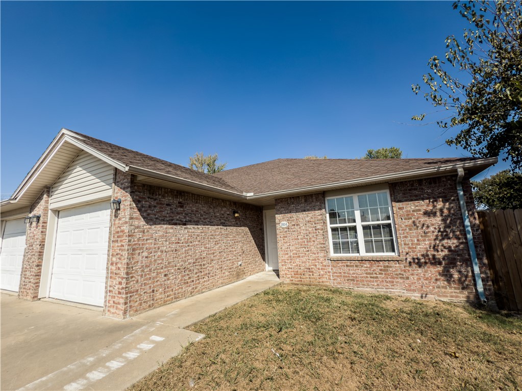 Very nice 3 bedroom 2 bath duplex in Springdale, located on a cut-de-sac, this duplex features: eat-in-kitchen, fenced backyard and its ready to move in!