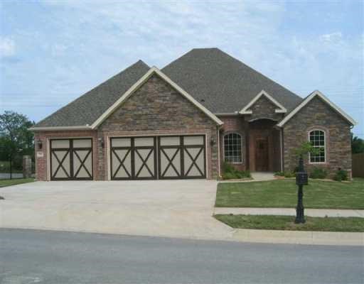 Great executive home in Bentonville close to schools & Walmart home office. Home features 4 bedrooms, 3 bathrooms, 3 car garage, huge bonus room upstairs, formal dining, nice kitchen, fenced in yard, large master suite, with separate shower & Jacuzzi tub in master bathroom.