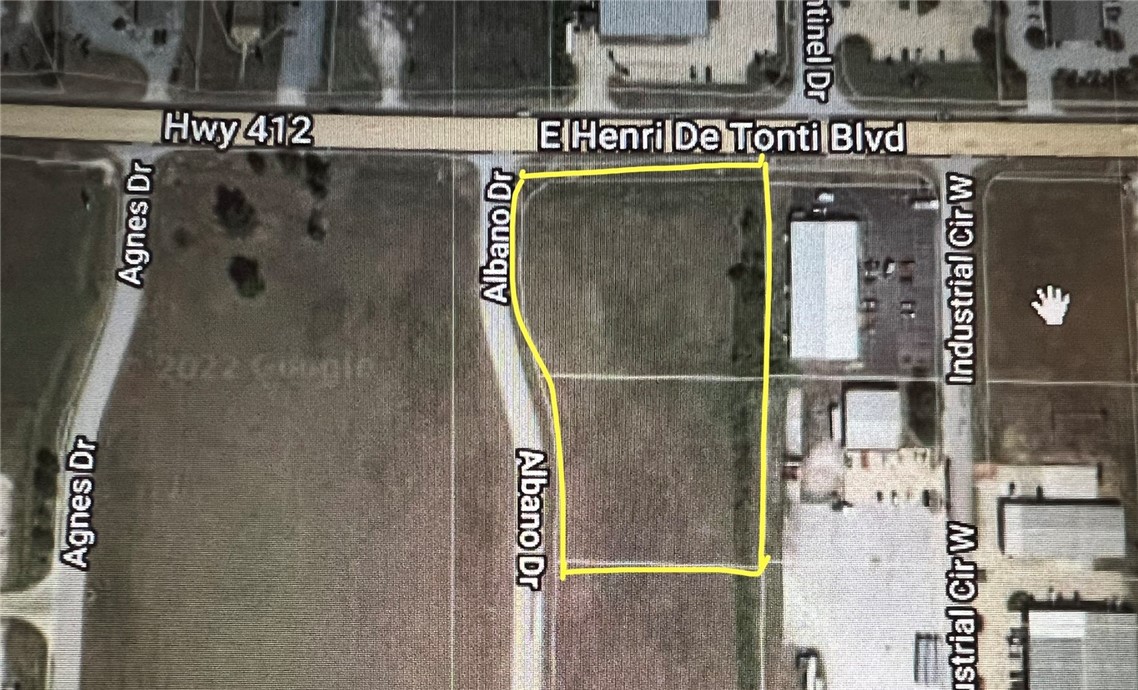 This Commercial Corner Lot is located in the heart of Tontitown. With over 300 ft of Hwy 412 frontage, over 450 ft of Albano Dr frontage and only 2 miles from I49. This flat, cleared land is The prime central location for a new or expanding business. Surrounded by well established shopping, boutique, food and industrial businesses, the sky is the limit as far as development potential with this property.
Don't miss your opportunity to join us here in Tontitown! You and your business deserve to be a part of one of the fastest growing communities in NWA!