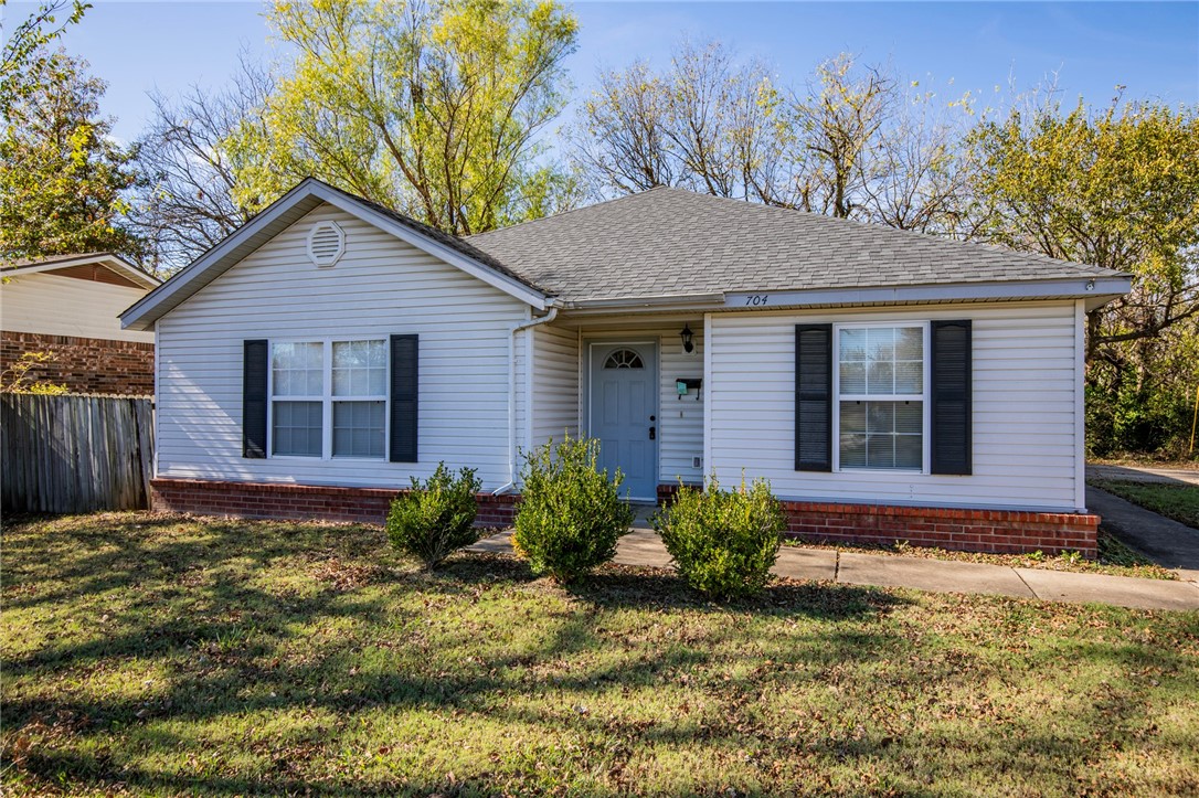 Great 3 bedroom 2 bath home just a short walk to Walmart home office or Downtown Bentonville. This home features wood style flooring throughout. Large Living room/ dining area with vaulted ceiling and gas fireplace. Covered patio and fenced yard.