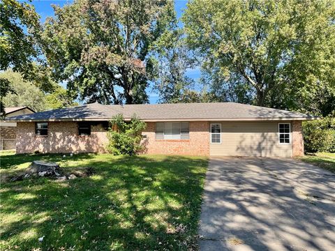 Photo of 2002 Melissa Lane, Springdale, AR 72762 (MLS # 1326299)