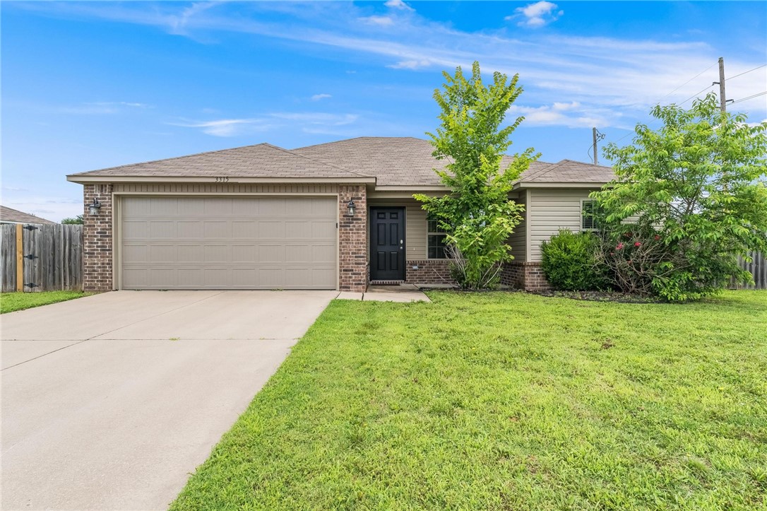 Tucked into a laid-back neighborhood, this cozy Springdale home is all about easy living. It’s got 3 bedrooms and 2 bathrooms, so there’s plenty of room to spread out. The primary bedroom even has a walk-in closet to keep things tidy. The kitchen’s got everything you need—an electric stove, dishwasher, microwave, and a pantry for extra storage. Out back, the yard’s perfect for kicking back or grilling with friends. Come check it out—you might just find your next home!