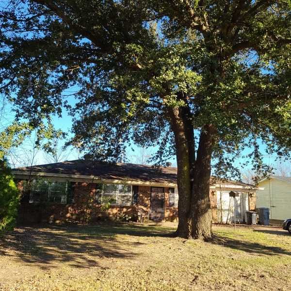 Investor Special Style
?? Investor Special! ?? 3-bedroom, 1.5-bath brick home in a subdivision with an outbuilding. This property needs some TLC/remodeling but has tons of potential. Don’t miss this opportunity to make it your own!
