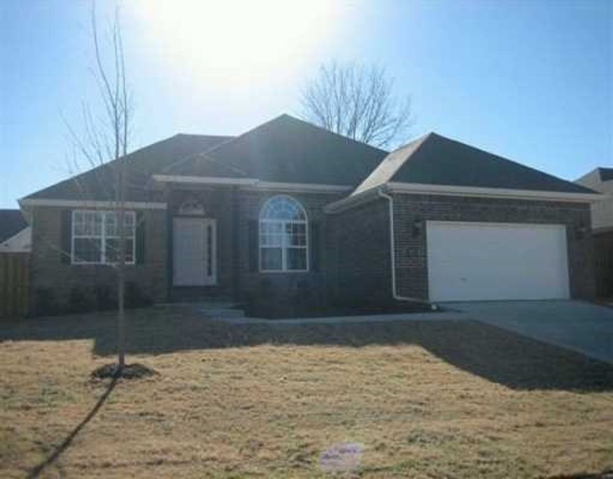 Great 3 bedrooms, 2 bathrooms, home in west Fayetteville. Home has a formal dining room, eat in kitchen & large living area. Granite countertops in kitchen, has split floor plan, and all appliances.