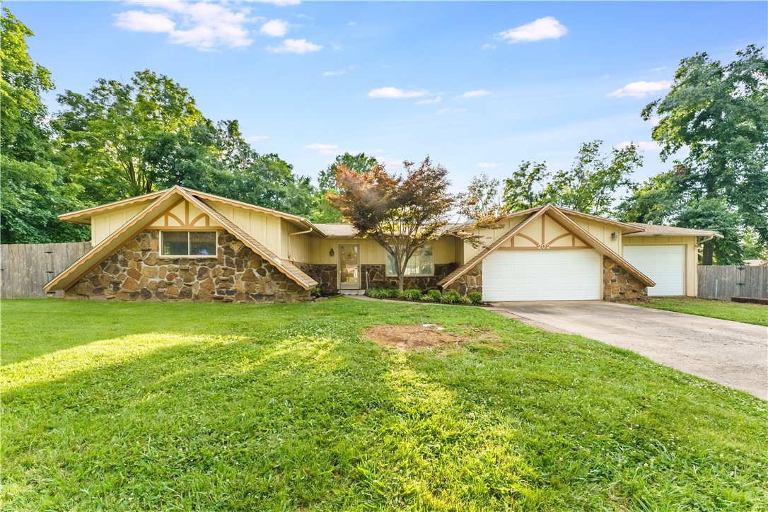 Spacious Home in Prime Bentonville Location on a Corner Lot – Just Minutes from Downtown! Located less than a mile from the heart of downtown Bentonville, this generously sized home offers the perfect blend of space, convenience, and lifestyle. Featuring a large backyard ideal for entertaining or relaxing, and an oversized 3-car garage with plenty of room for vehicles, storage, or a workshop.
Enjoy being close to all the action — walk or bike to world-class restaurants, shops, art, and entertainment. Whether you're looking for room to grow or a place to enjoy everything Bentonville has to offer, this home is a must-see and a true blank canvas! Refrigerator To Convey!