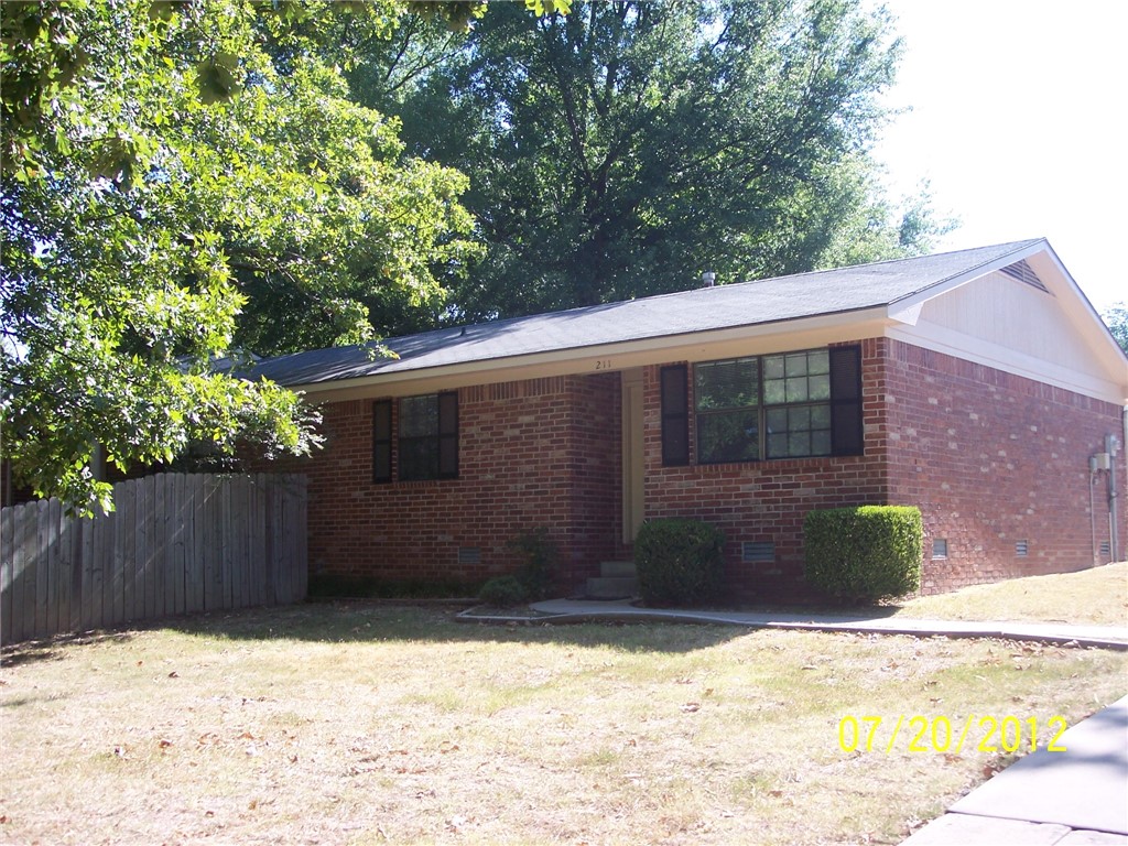 2 Bedroom/1 Bath duplex in a beautiful setting. Tenant needs their own refrigerator and washer/dryer. Lawncare is provided.