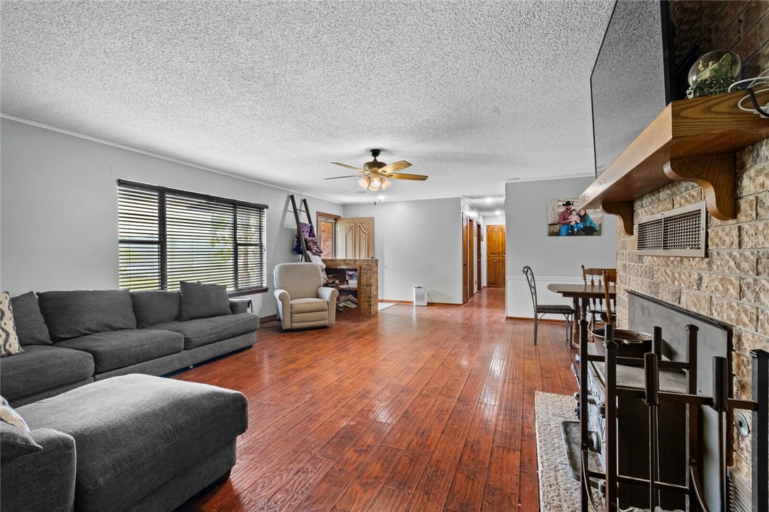 DREAM ABOUT THE COUNTRY CLOSE TO TOWN?! - Residential