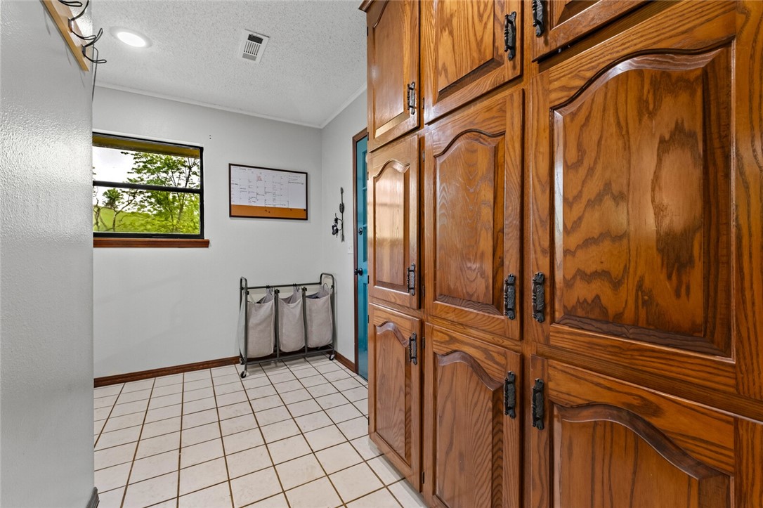 DREAM ABOUT THE COUNTRY CLOSE TO TOWN?! - Residential