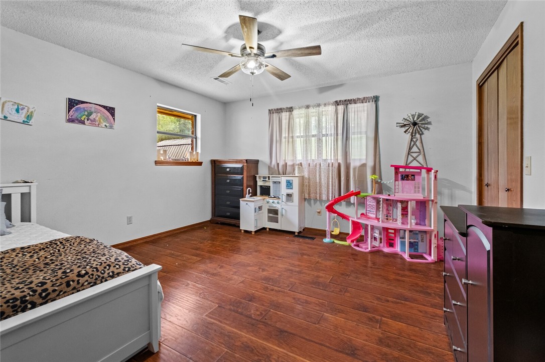 DREAM ABOUT THE COUNTRY CLOSE TO TOWN?! - Residential