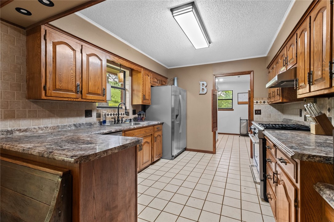 DREAM ABOUT THE COUNTRY CLOSE TO TOWN?! - Residential
