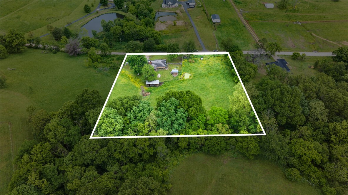 DREAM ABOUT THE COUNTRY CLOSE TO TOWN?! - Residential