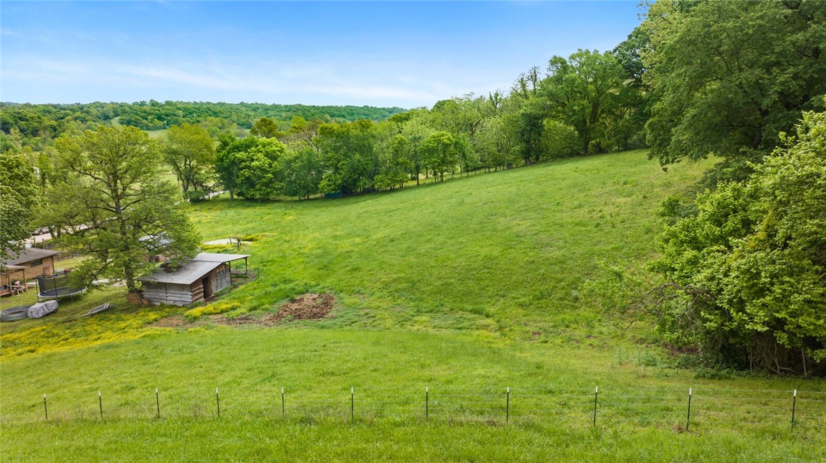 DREAM ABOUT THE COUNTRY CLOSE TO TOWN?! - Residential