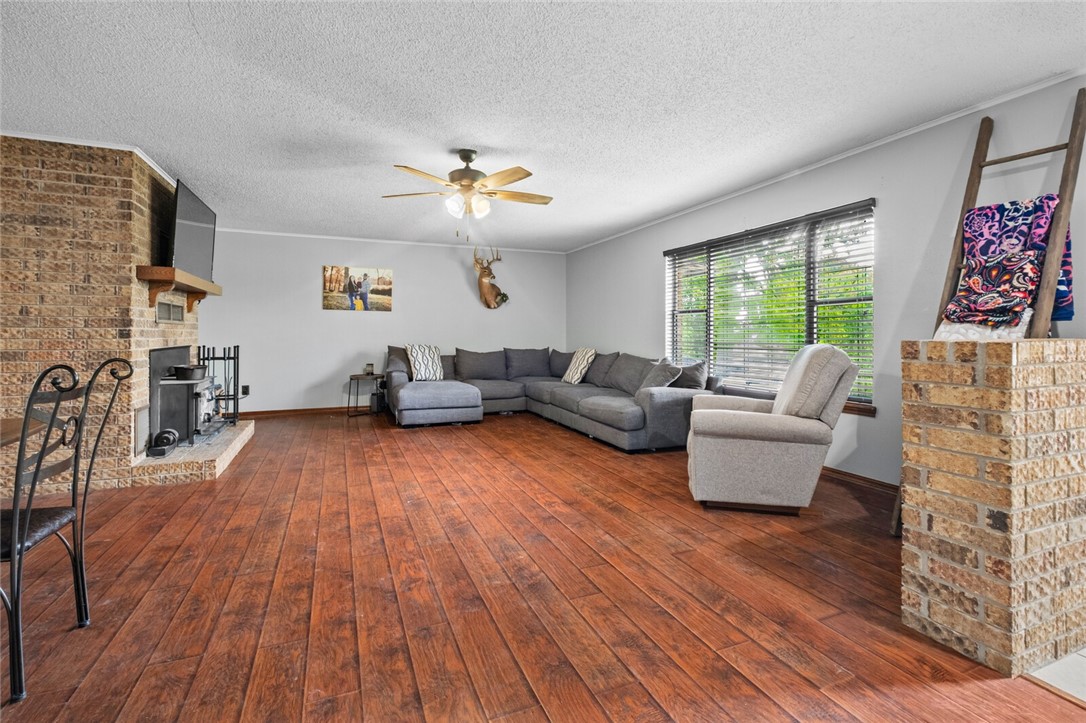 DREAM ABOUT THE COUNTRY CLOSE TO TOWN?! - Residential