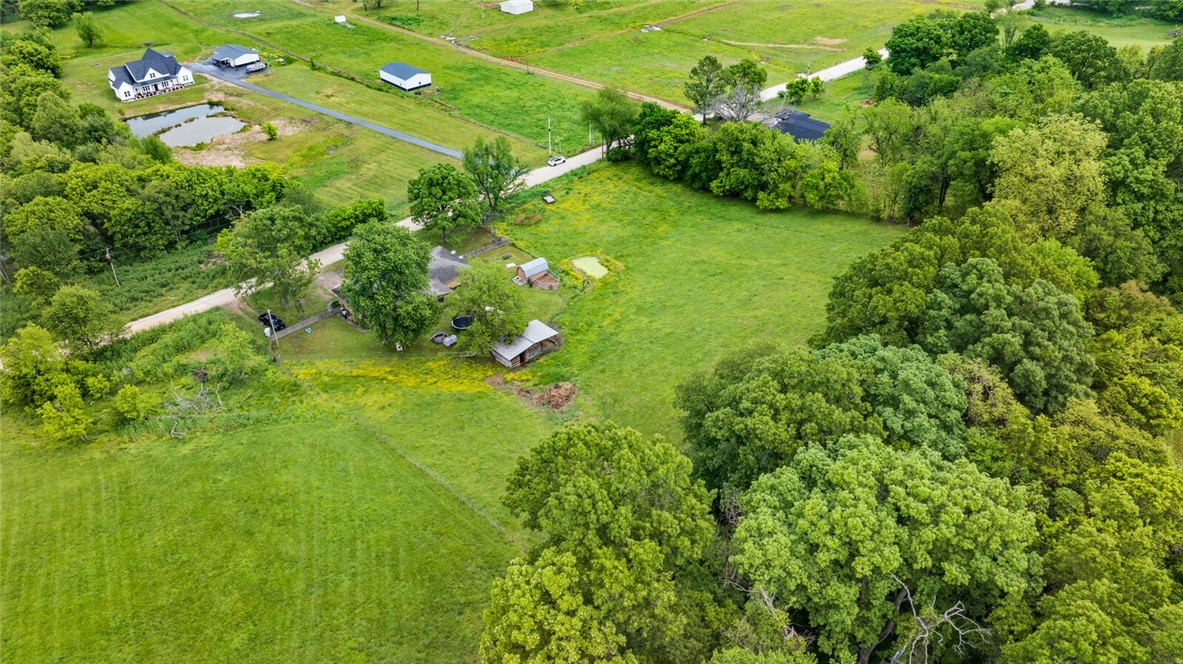 DREAM ABOUT THE COUNTRY CLOSE TO TOWN?! - Residential