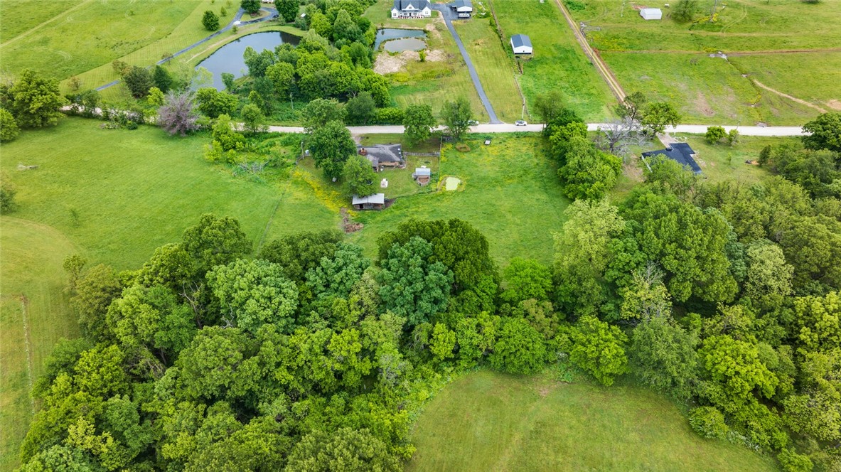 DREAM ABOUT THE COUNTRY CLOSE TO TOWN?! - Residential
