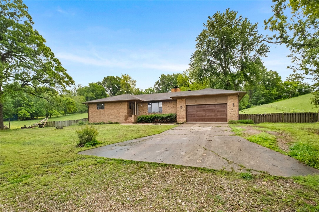 DREAM ABOUT THE COUNTRY CLOSE TO TOWN?! - Residential