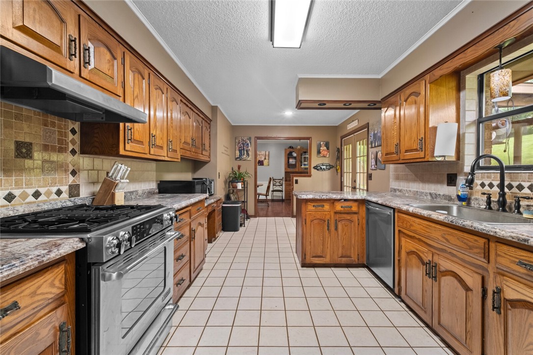 DREAM ABOUT THE COUNTRY CLOSE TO TOWN?! - Residential