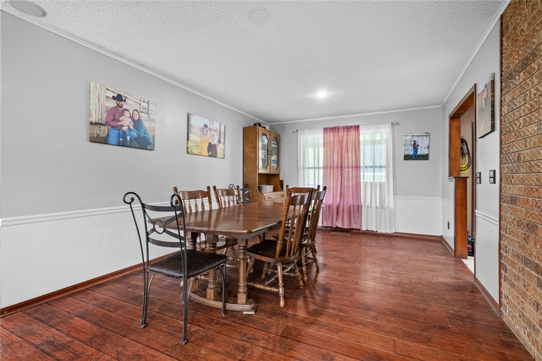DREAM ABOUT THE COUNTRY CLOSE TO TOWN?! - Residential