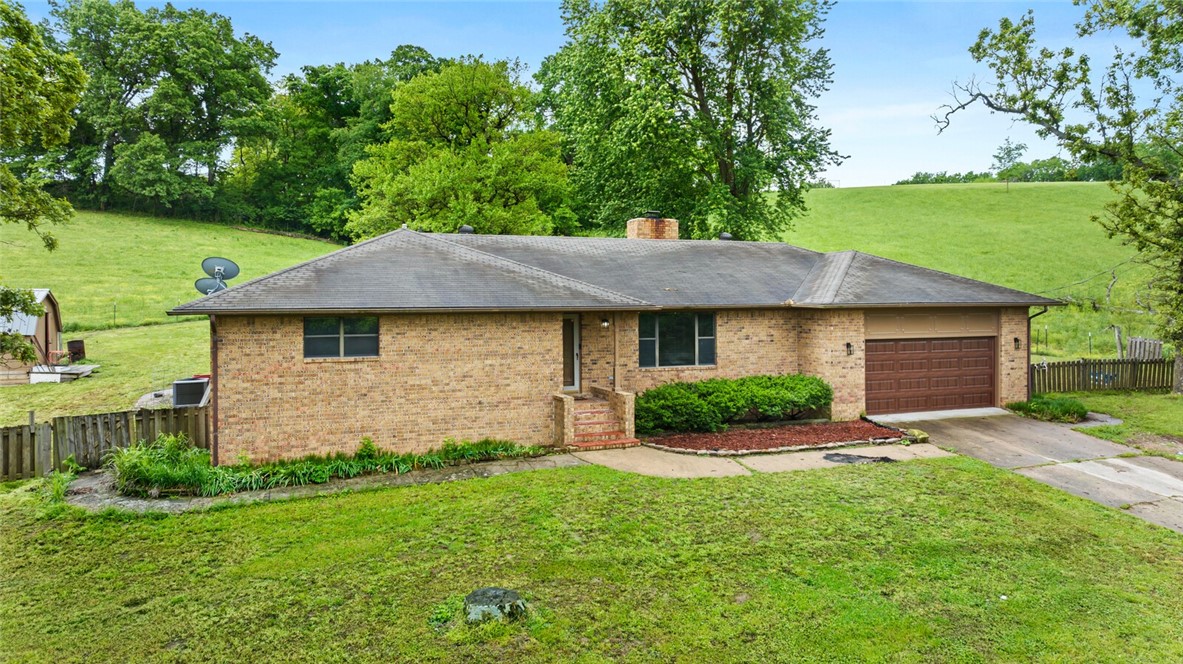 DREAM ABOUT THE COUNTRY CLOSE TO TOWN?! - Residential