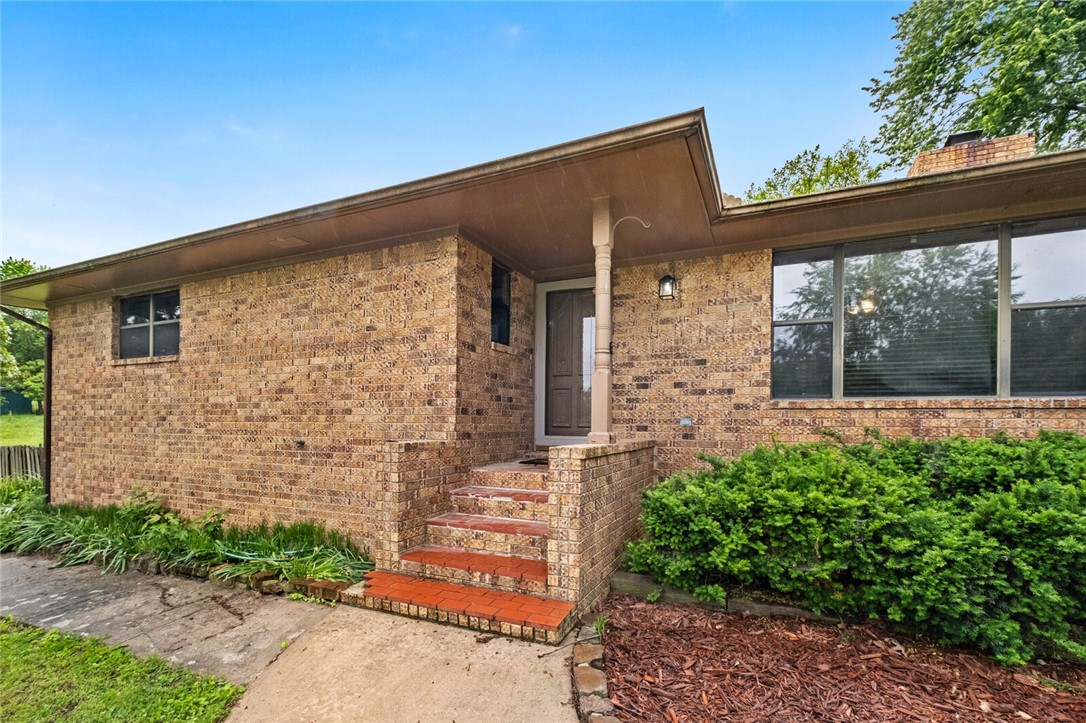 DREAM ABOUT THE COUNTRY CLOSE TO TOWN?! - Residential