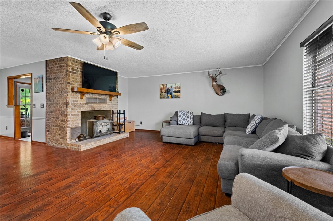 DREAM ABOUT THE COUNTRY CLOSE TO TOWN?! - Residential
