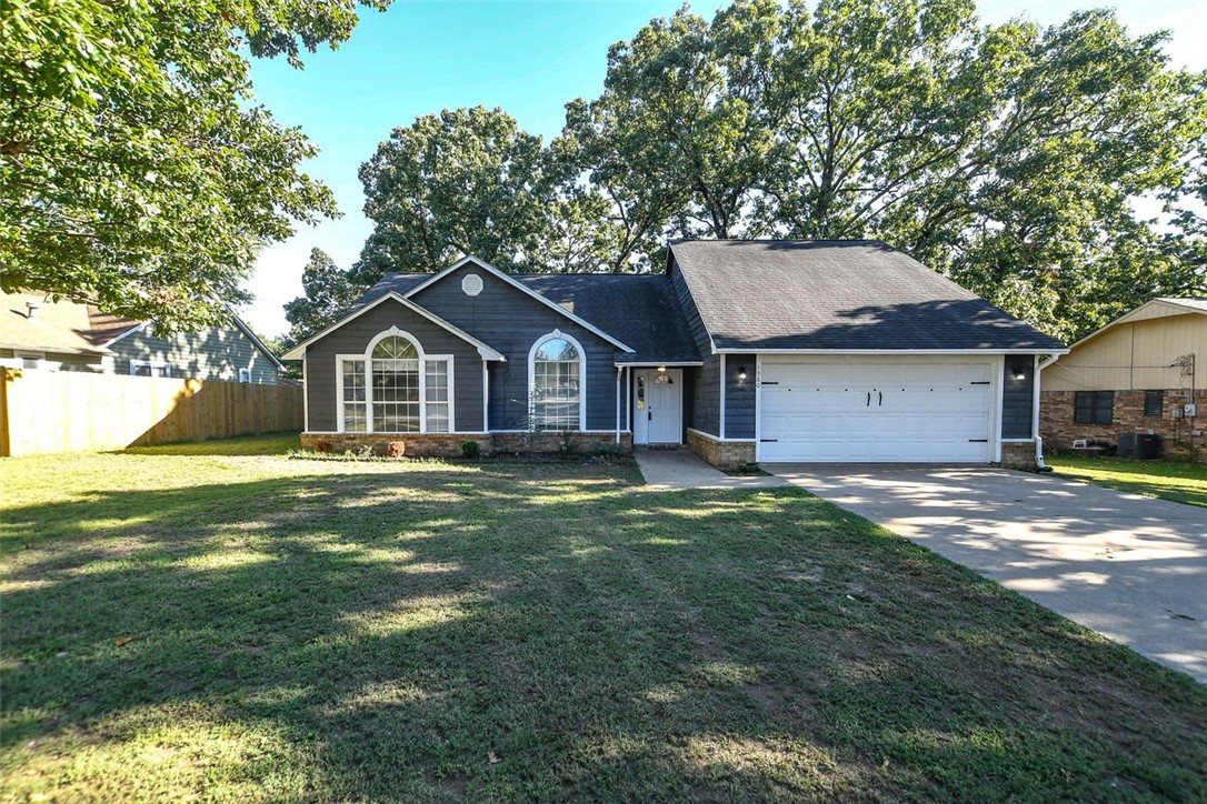 Up to $5,000 in buyer closing costs offered. Discover your ideal home in Siloam Springs, AR. This residence offers an unbeatable location in an established neighborhood with mature trees, close to schools and shopping. Just 1/4 mile from John Brown University, it's also near Siloam Springs Middle School, Neighborhood Market, medical and dental offices and other convenient amenities. Biking trails nearby provide outdoor leisure, while downtown Siloam Springs is easily accessible.
Inside, a split floor plan ensures privacy and the primary bedroom overlooks the treed backyard. The kitchen is spacious and perfect for meal preparation. Vaulted ceilings create an open, airy atmosphere with ample natural light. Recent updates include fresh paint, new flooring, light fixtures, and kitchen countertops, making this home move-in ready and stylish. Don't miss this opportunity for comfort, convenience, and modern living.