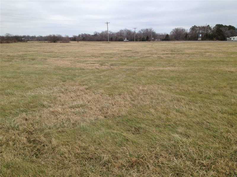 LEVEL LAND WITH CITY WATER TO IT. EXCELLENT VISIBILITY AND RIGHT ON ONE OF THE BUSIEST ROADS IN NWA. 4 LANES OF TRAFFIC TO BUILD YOUR BUSINESS.